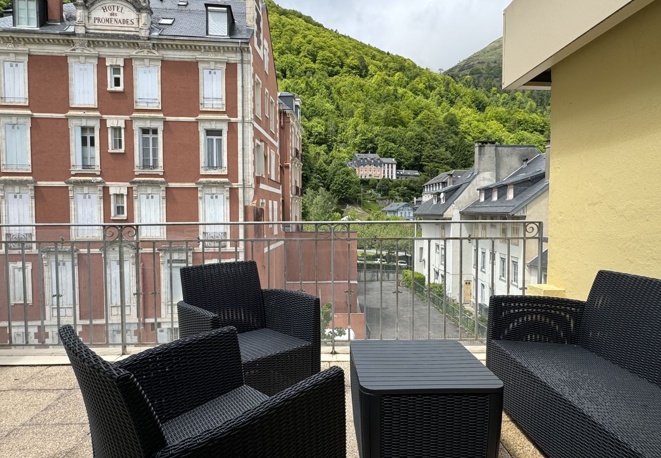 Apartment in Cauterets - Place de la Mairie. Joli T2  4P - Terrasse et vue. 