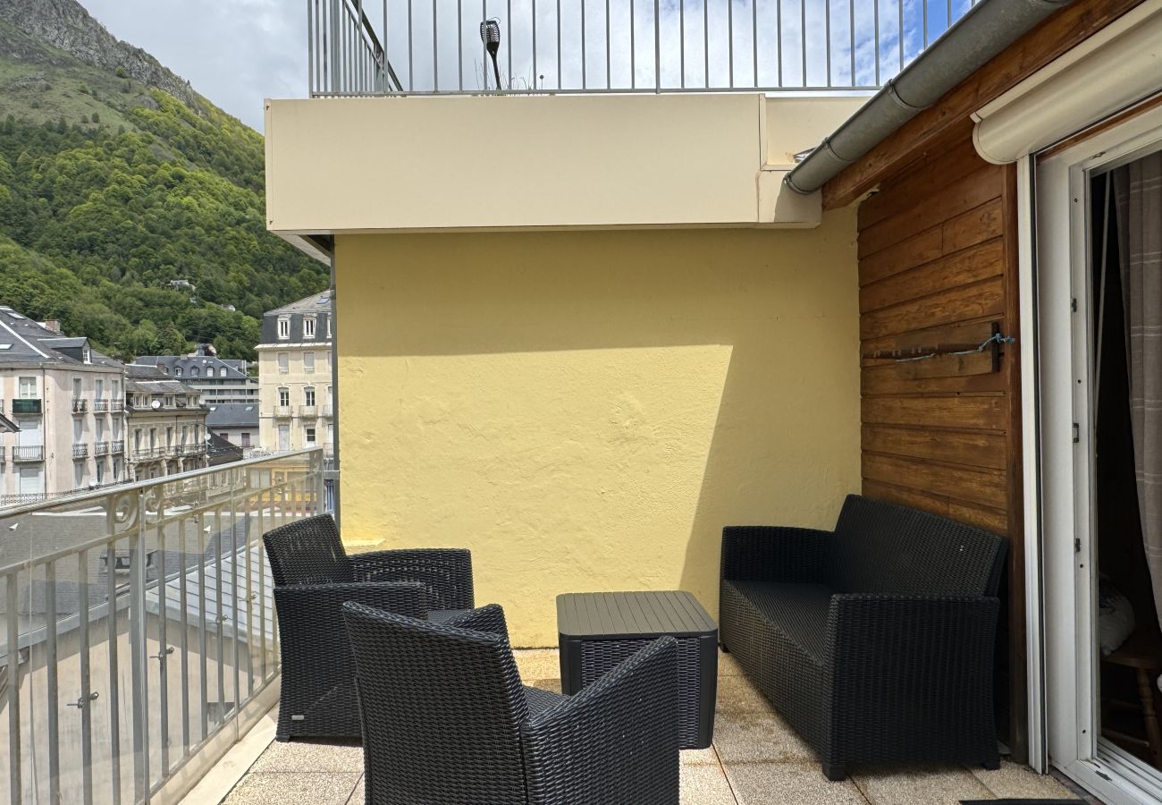 Apartment in Cauterets - Place de la Mairie. Joli T2  4P - Terrasse et vue. 