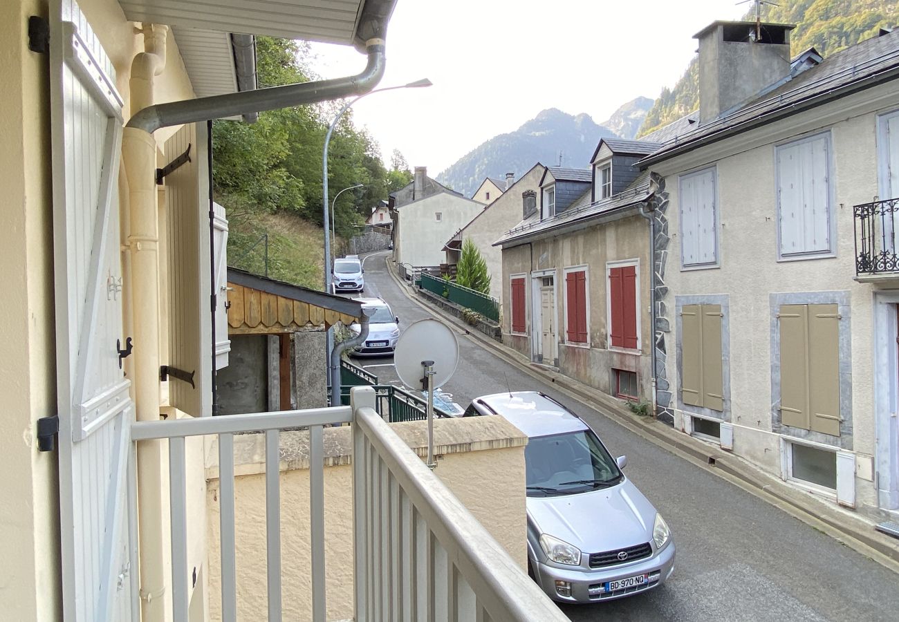 House in Cauterets - Maison de ville 9P, 4 chambres. Balcon et parking. 