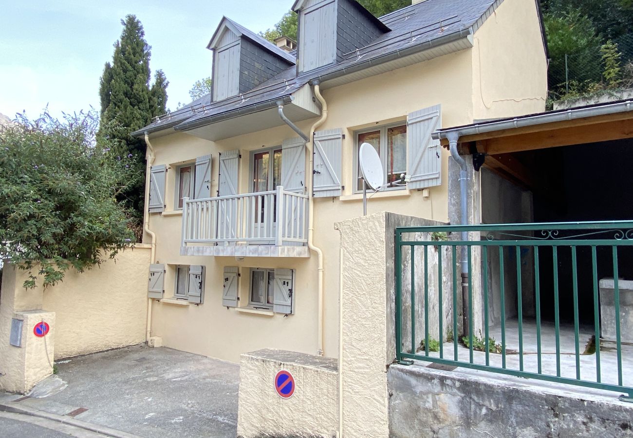 House in Cauterets - Maison de ville 9P, 4 chambres. Balcon et parking. 