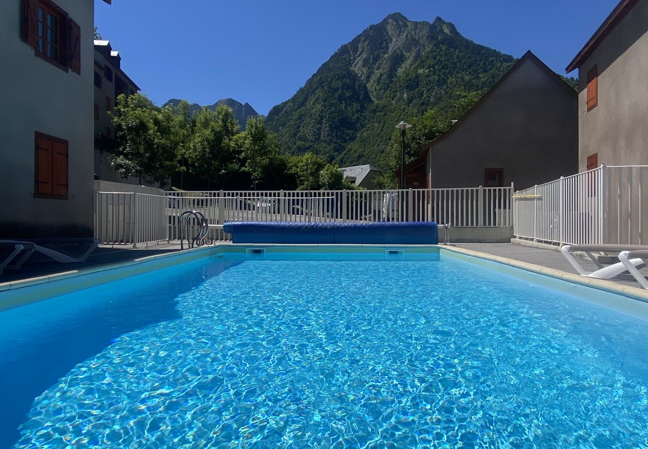 Apartment in Cauterets - T2 bis 40M2 5P. Vue. Balcon. Parking. Piscine été. 