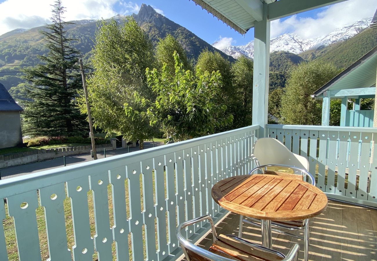 Apartment in Cauterets - Joli chalet 60m2 proche du centre. parking. balcon 