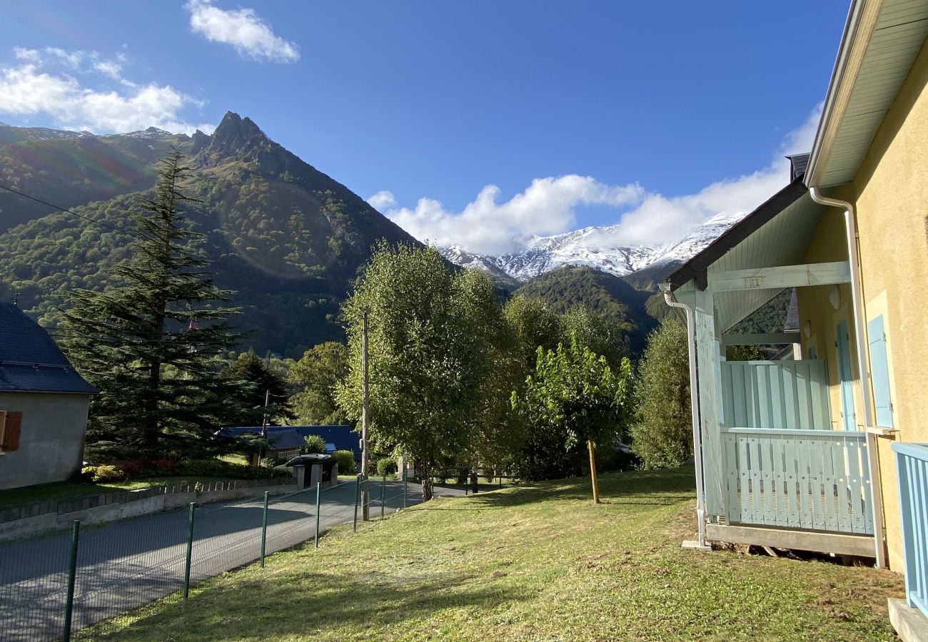 Apartment in Cauterets - Joli chalet 60m2 proche du centre. parking. balcon 