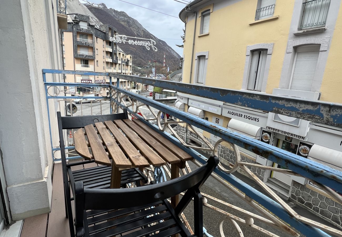 Apartment in Cauterets - Pied du télécabine. T2 + alcove. Parking couvert. 