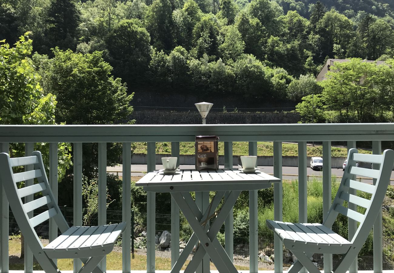 Apartment in Cauterets - T2 +alcove, récent 4/5 pers. Parking. Balcon. Wifi 