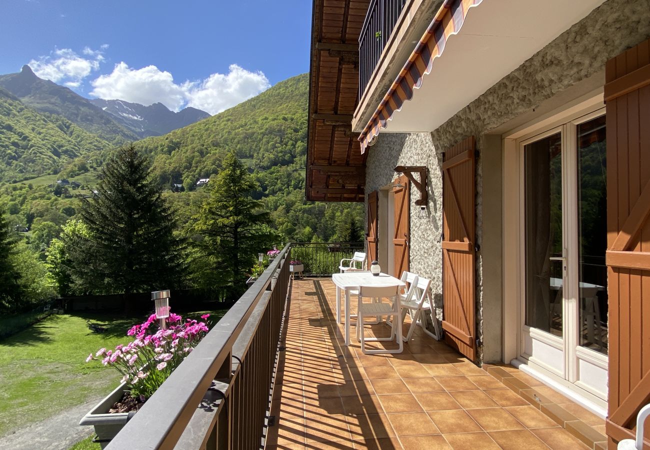 Apartment in Cauterets - Vaste T4 115m2. Balcon. Vue. Suite. Jardin et jeux 