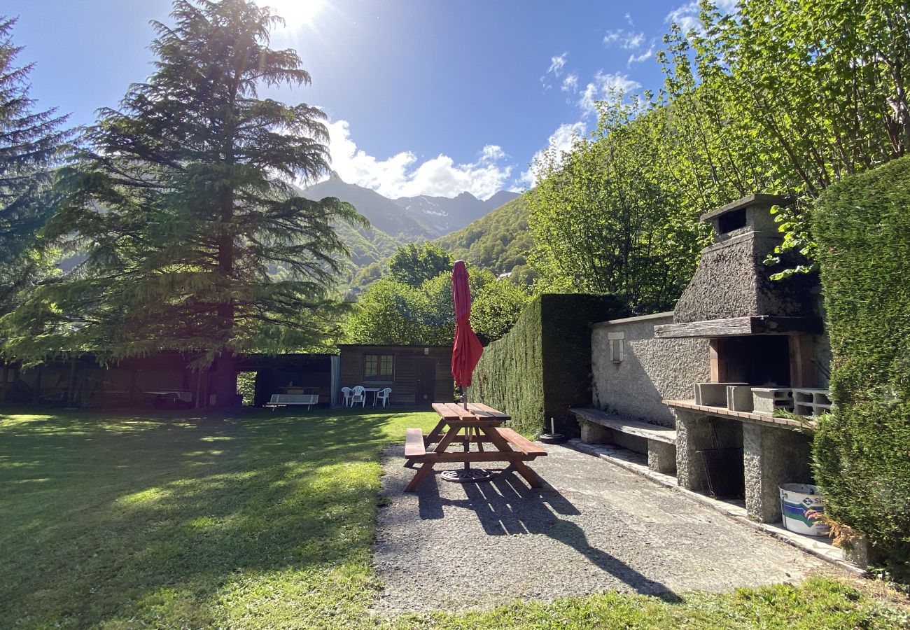 Apartment in Cauterets - Vaste T4 115m2. Balcon. Vue. Suite. Jardin et jeux 