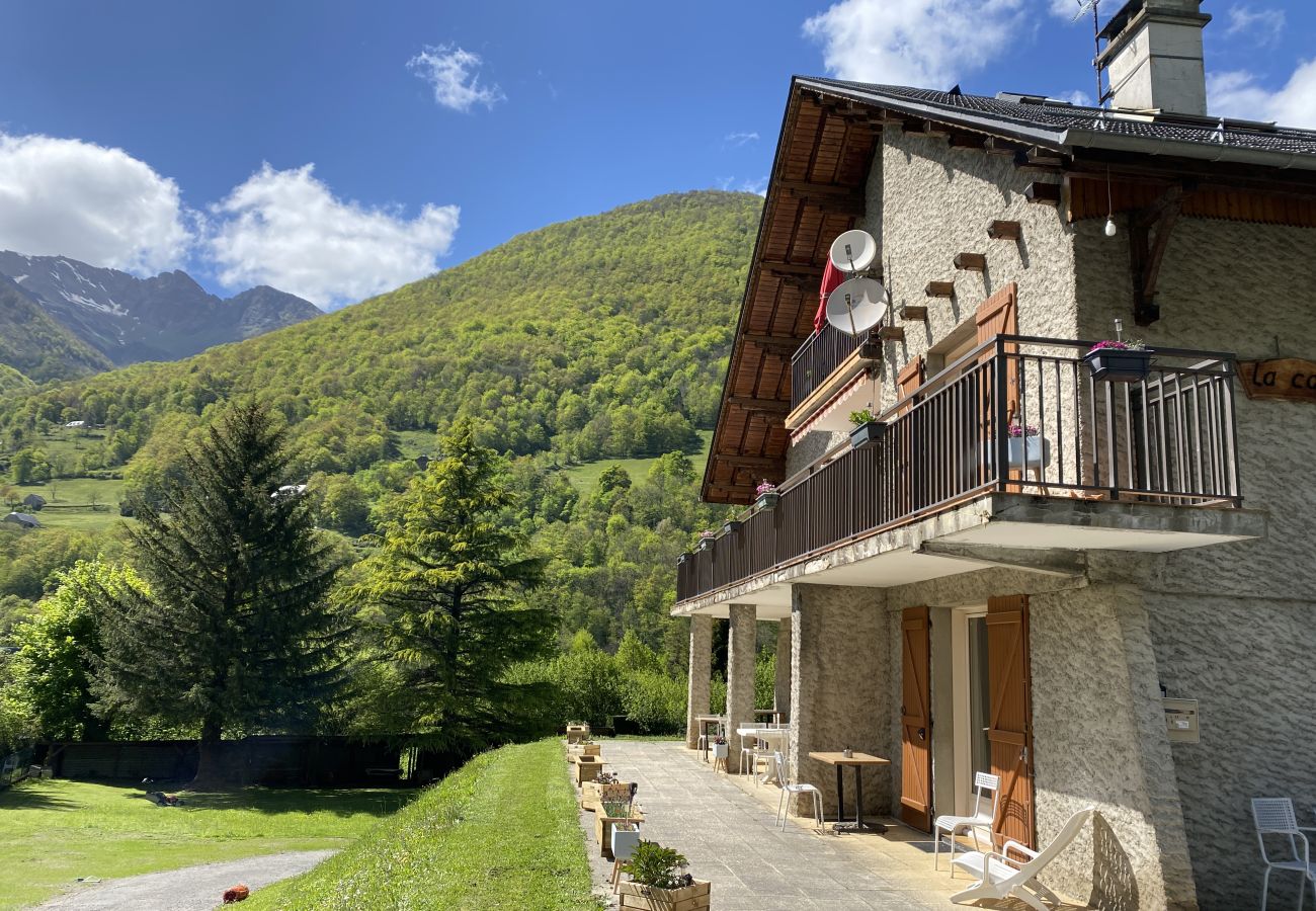 Apartment in Cauterets - T2 ensoleillé avec terrasse et vaste jardin commun 