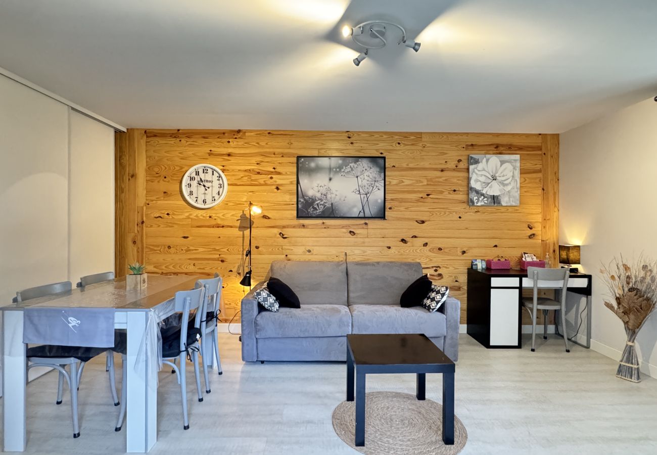 Apartment in Cauterets - T2 ensoleillé avec terrasse et vaste jardin commun 