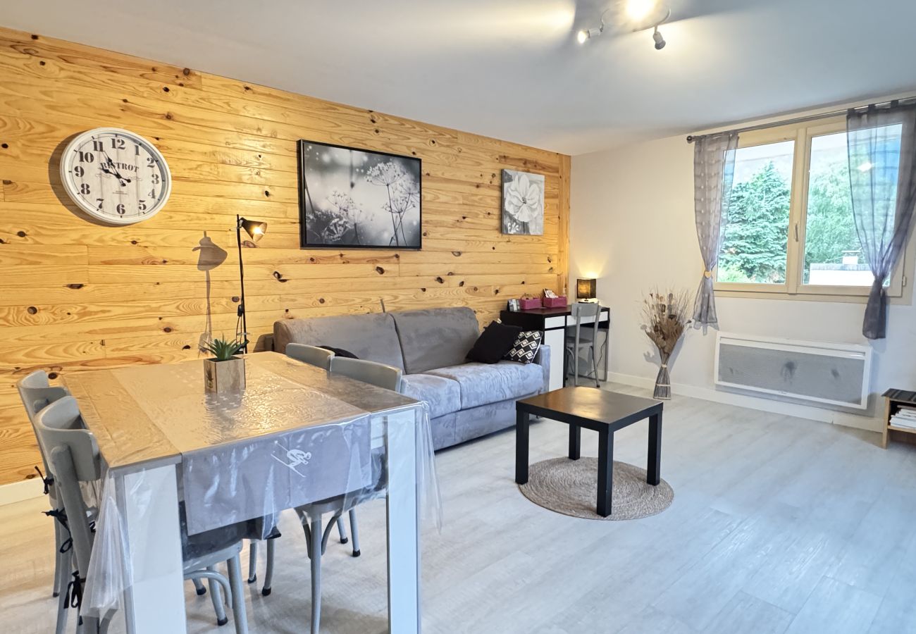 Apartment in Cauterets - T2 ensoleillé avec terrasse et vaste jardin commun 