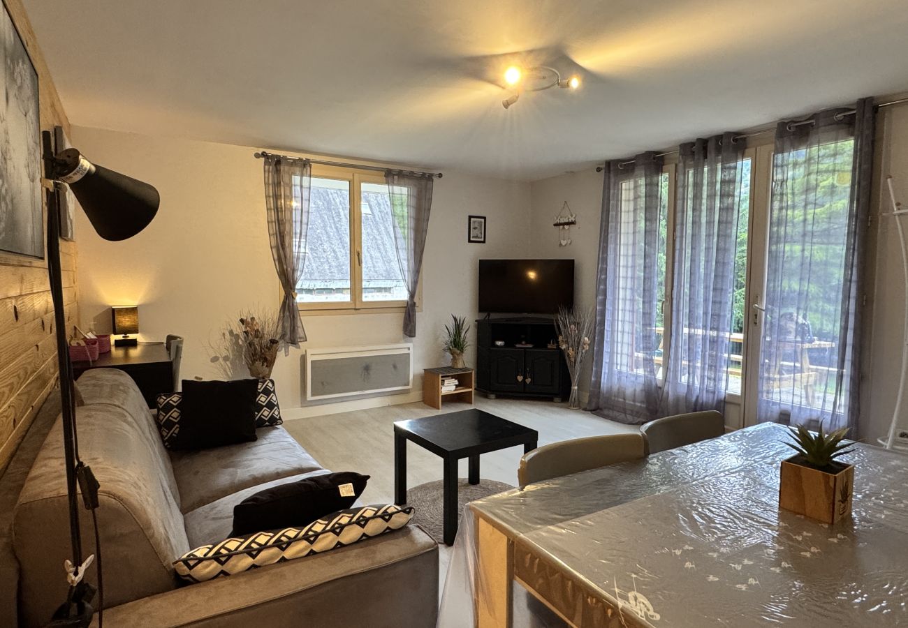 Apartment in Cauterets - T2 ensoleillé avec terrasse et vaste jardin commun 