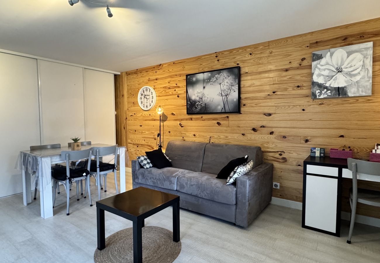 Apartment in Cauterets - T2 ensoleillé avec terrasse et vaste jardin commun 