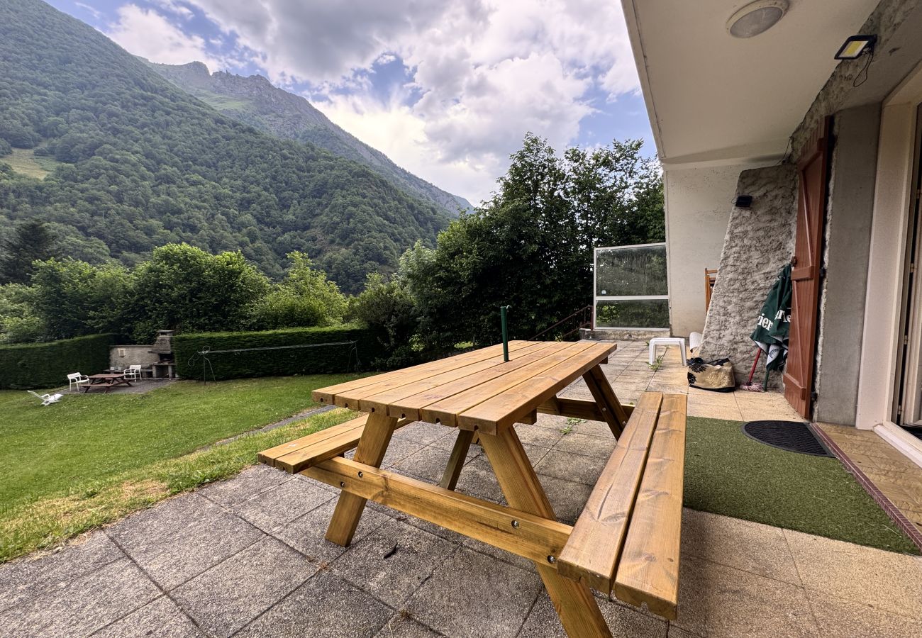 Apartment in Cauterets - T2 ensoleillé avec terrasse et vaste jardin commun 