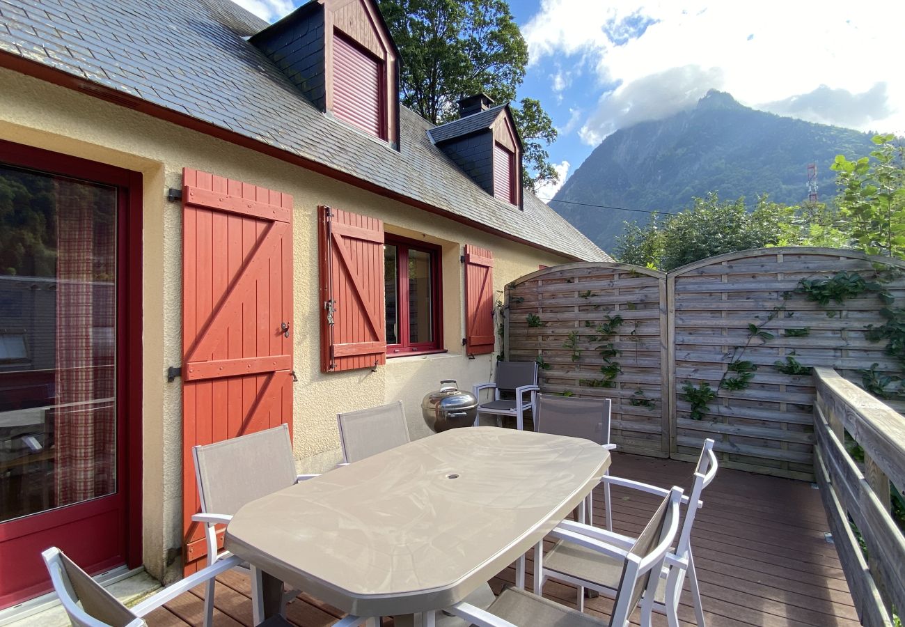 Chalet in Cauterets - Le 102. Chalet 3 chambres. Terrasse. Parking. wifi 