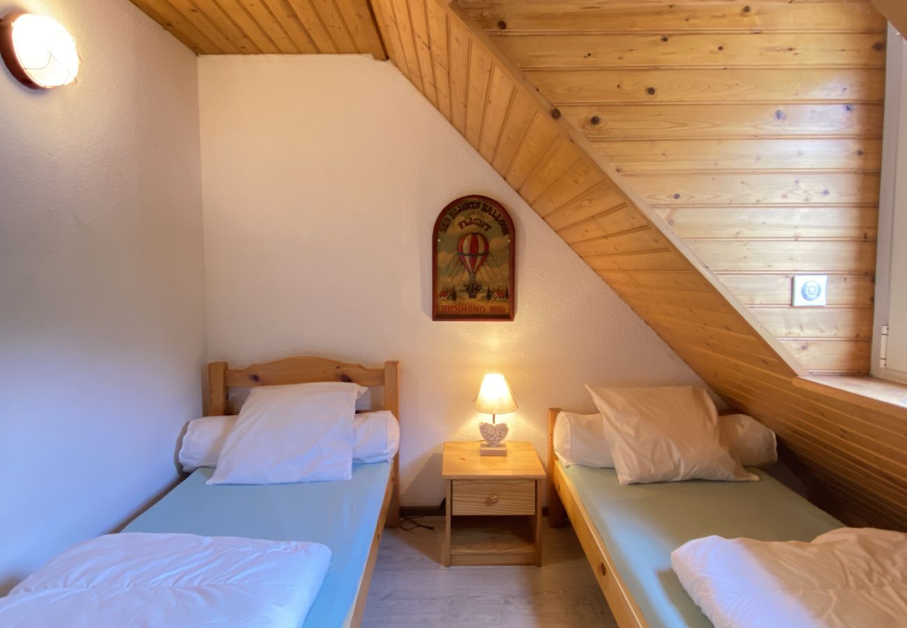 Chalet in Cauterets - Le 102. Chalet 3 chambres. Terrasse. Parking. wifi 