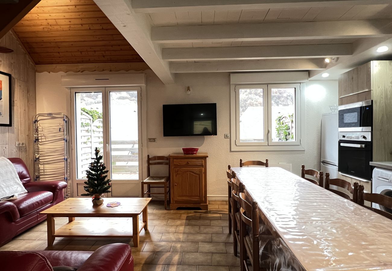 Chalet in Cauterets - Le 103. Chalet 3 chambres. Terrasse. Parking. wifi 