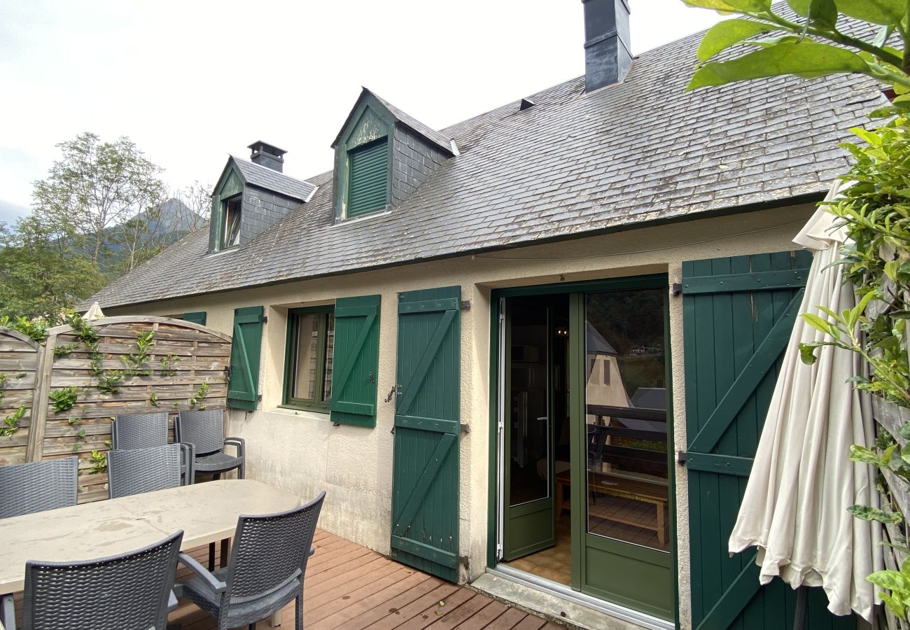 Chalet in Cauterets - Le 103. Chalet 3 chambres. Terrasse. Parking. wifi 