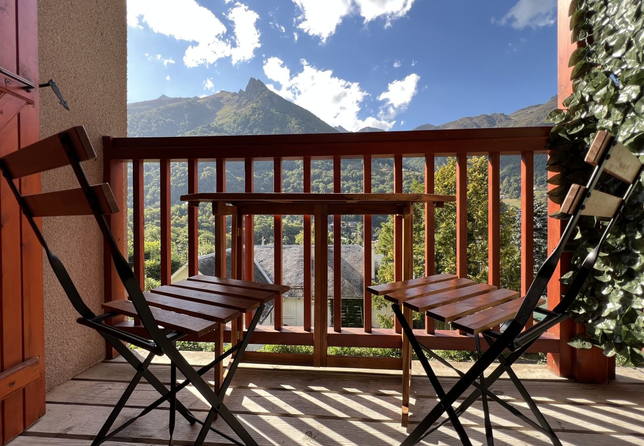 Apartment in Cauterets - T3 rénové avec balcon, vue montagne et Parking. 