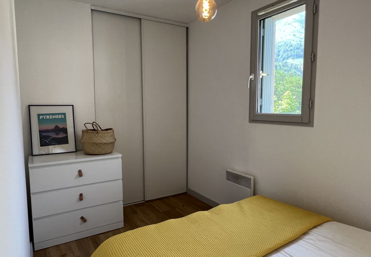 Apartment in Cauterets - T3 centre ville avec parking, balcon et wifi. 5P. 