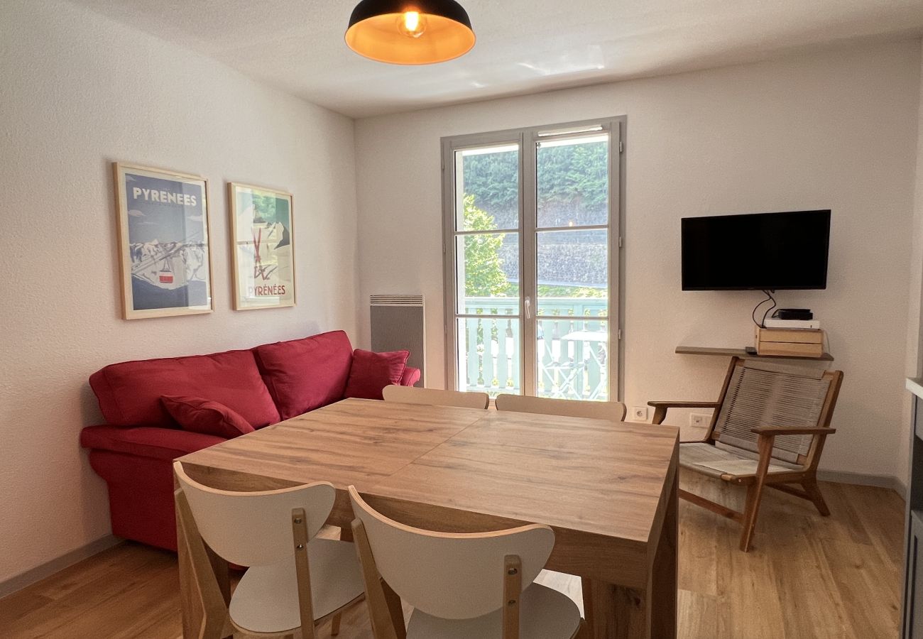 Apartment in Cauterets - T3 centre ville avec parking, balcon et wifi. 5P. 