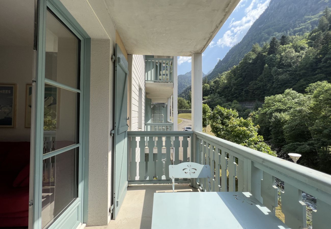 Apartment in Cauterets - T3 centre ville avec parking, balcon et wifi. 5P. 