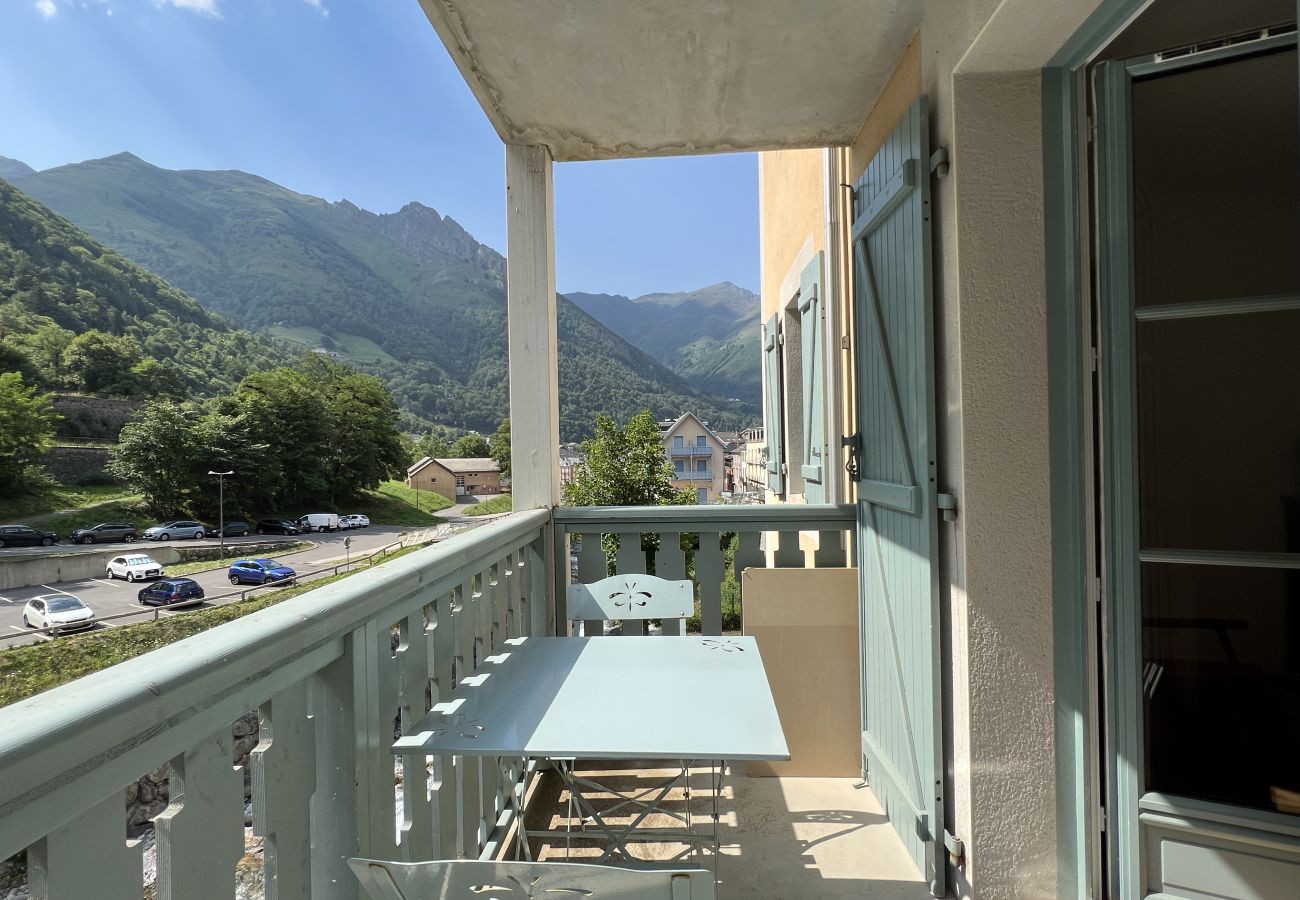 Apartment in Cauterets - T3 centre ville avec parking, balcon et wifi. 5P. 