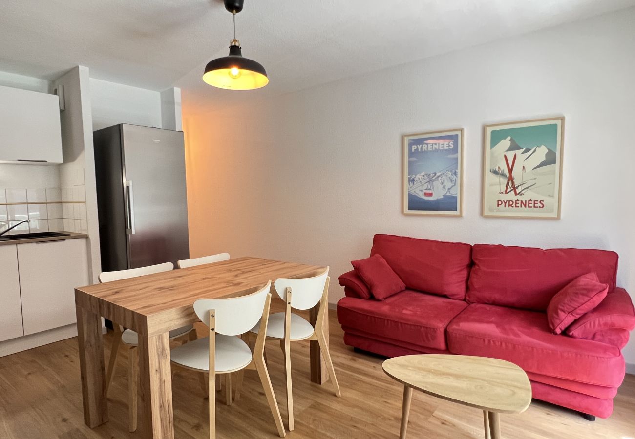 Apartment in Cauterets - T3 centre ville avec parking, balcon et wifi. 5P. 