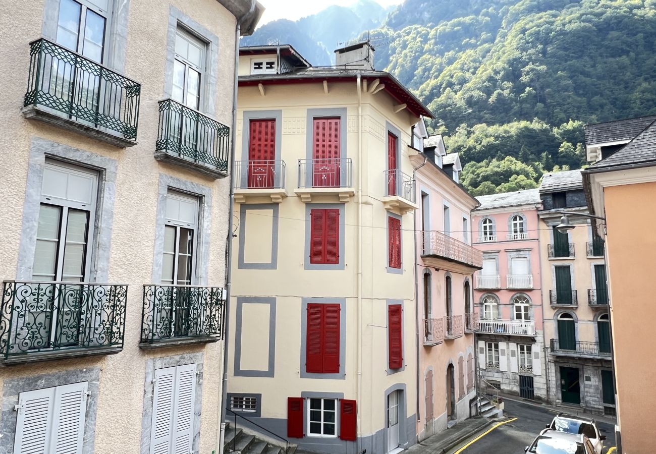 Apartment in Cauterets - Hypercentre : Chaleureux T3 - 2 chambres + 2 SDB 