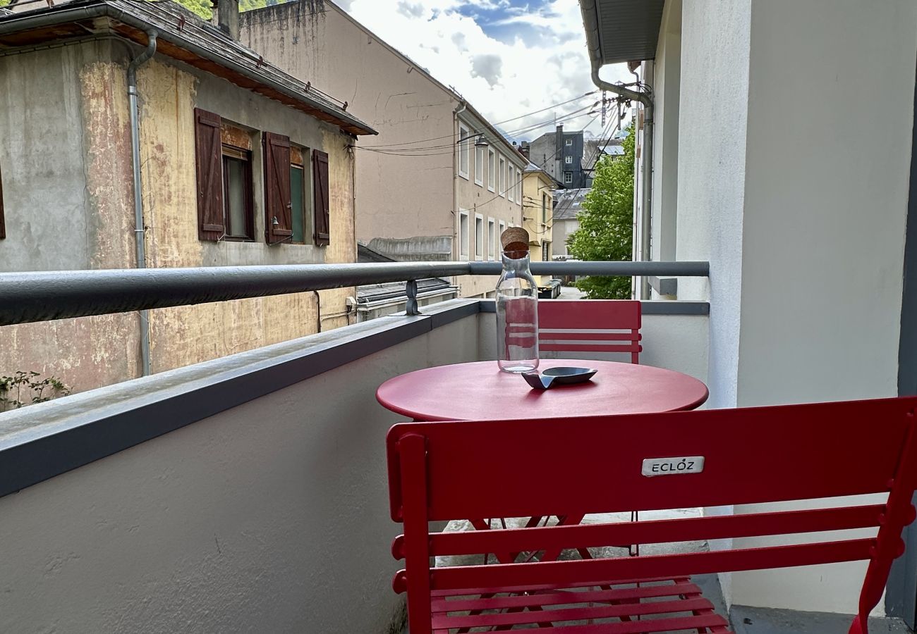 Apartment in Cauterets - Joli T2/ 4p neuf centre de Cauterets avec Parking.