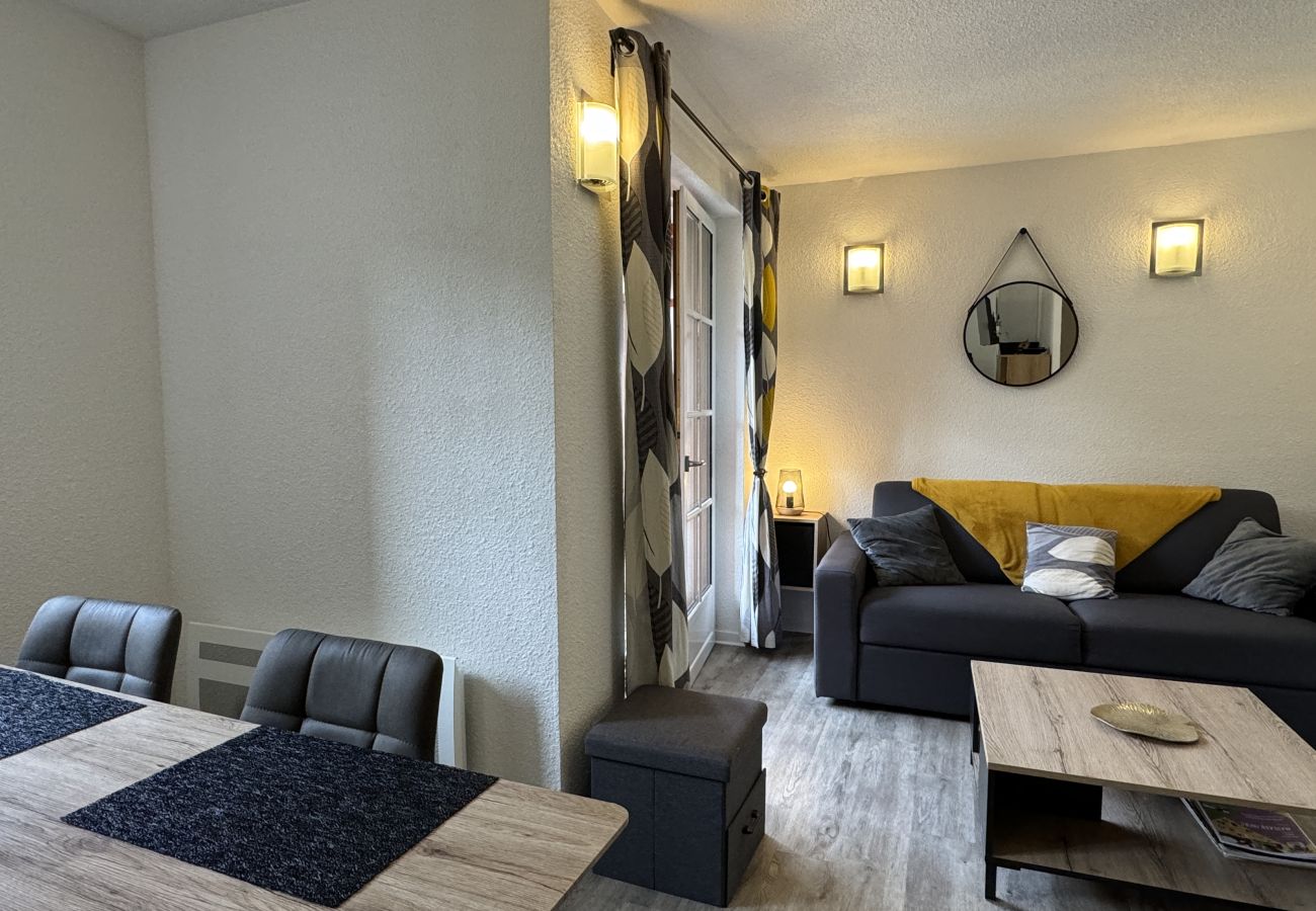 Apartamento en Cauterets - T2 + alcôve. Balcon. Parking couvert. Piscine été. 