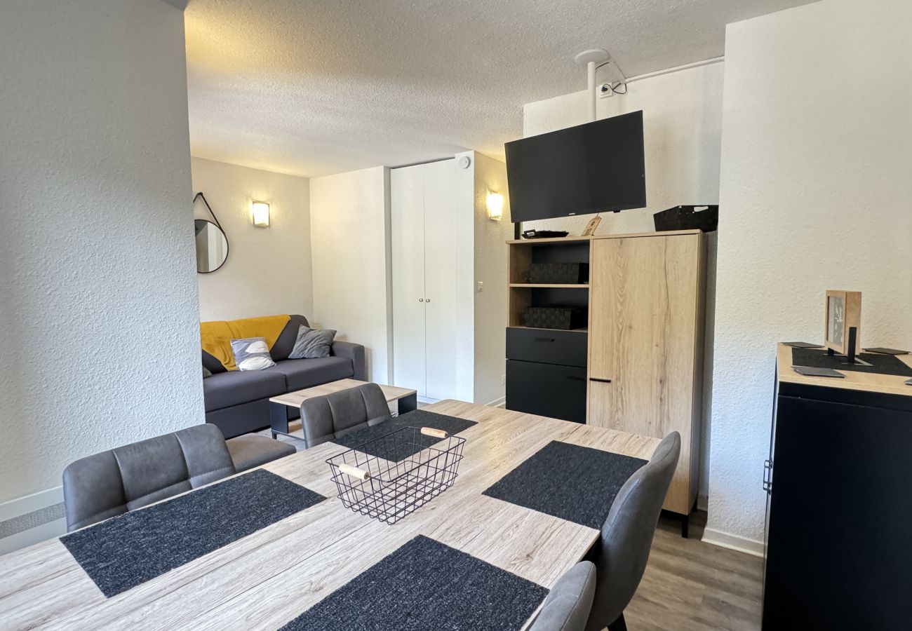 Apartamento en Cauterets - T2 + alcôve. Balcon. Parking couvert. Piscine été. 