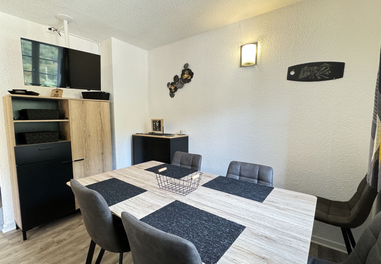 Apartamento en Cauterets - T2 + alcôve. Balcon. Parking couvert. Piscine été. 