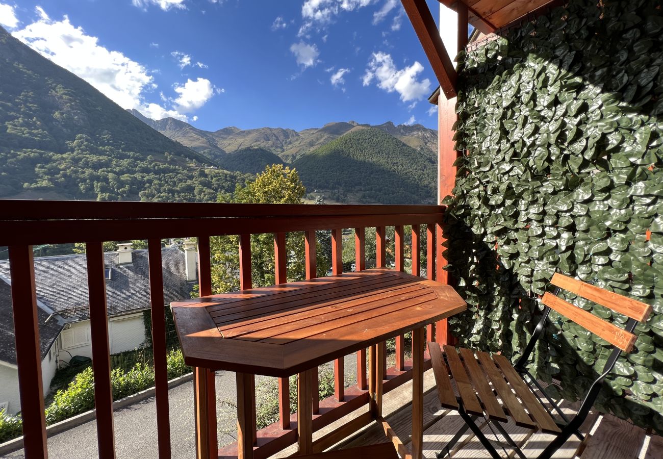 Apartamento en Cauterets - T3 rénové avec balcon, vue montagne et Parking. 