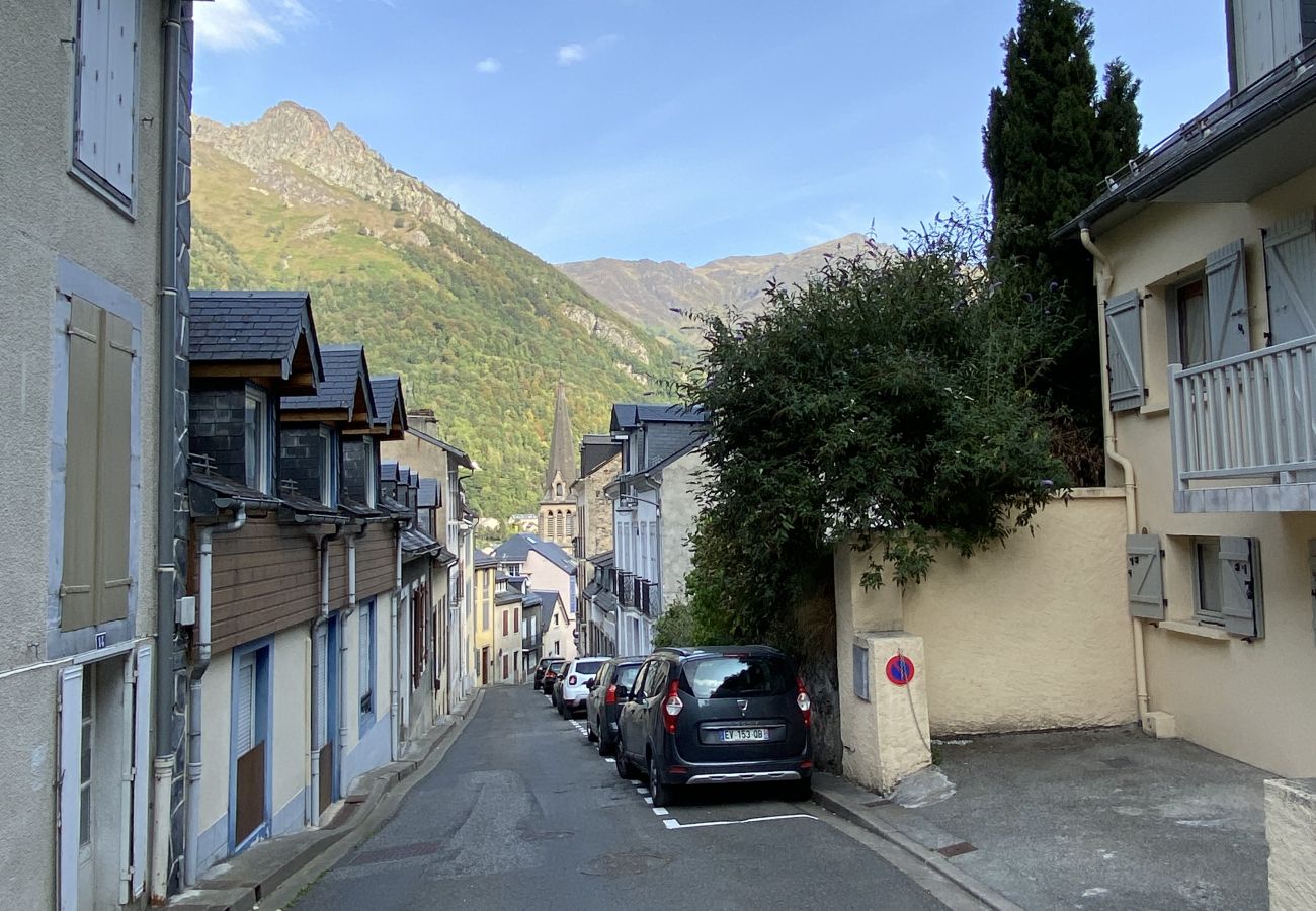 Maison à Cauterets - Maison de ville 9P, 4 chambres. Balcon et parking. 