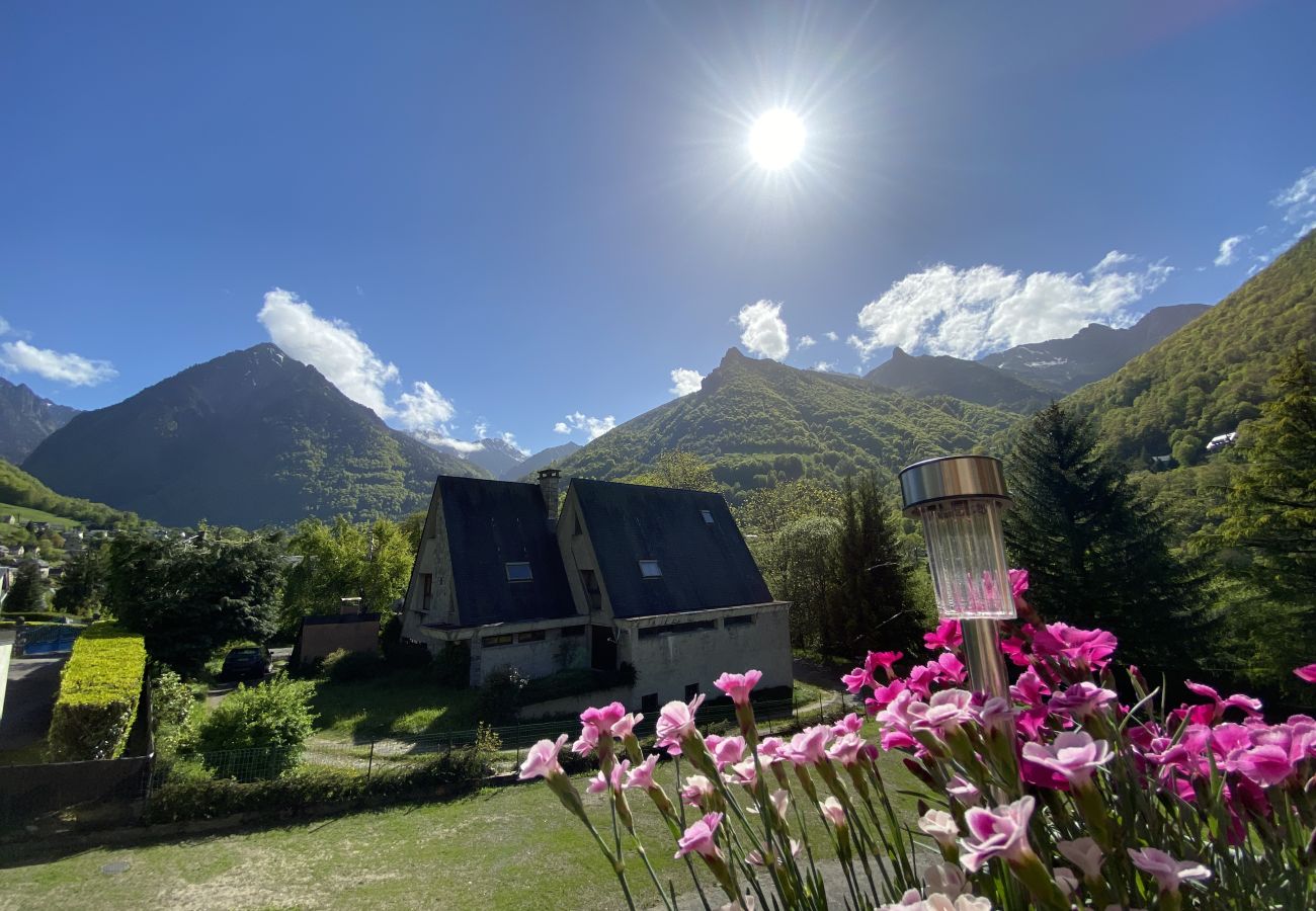 Appartement à Cauterets - Vaste T4 115m2. Balcon. Vue. Suite. Jardin et jeux 