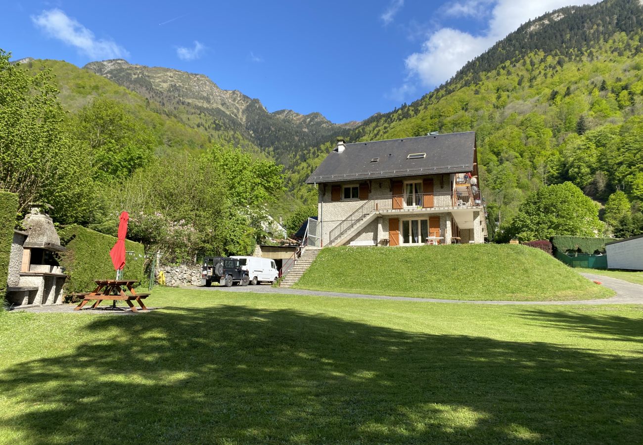 Appartement à Cauterets - Vaste T4 115m2. Balcon. Vue. Suite. Jardin et jeux 