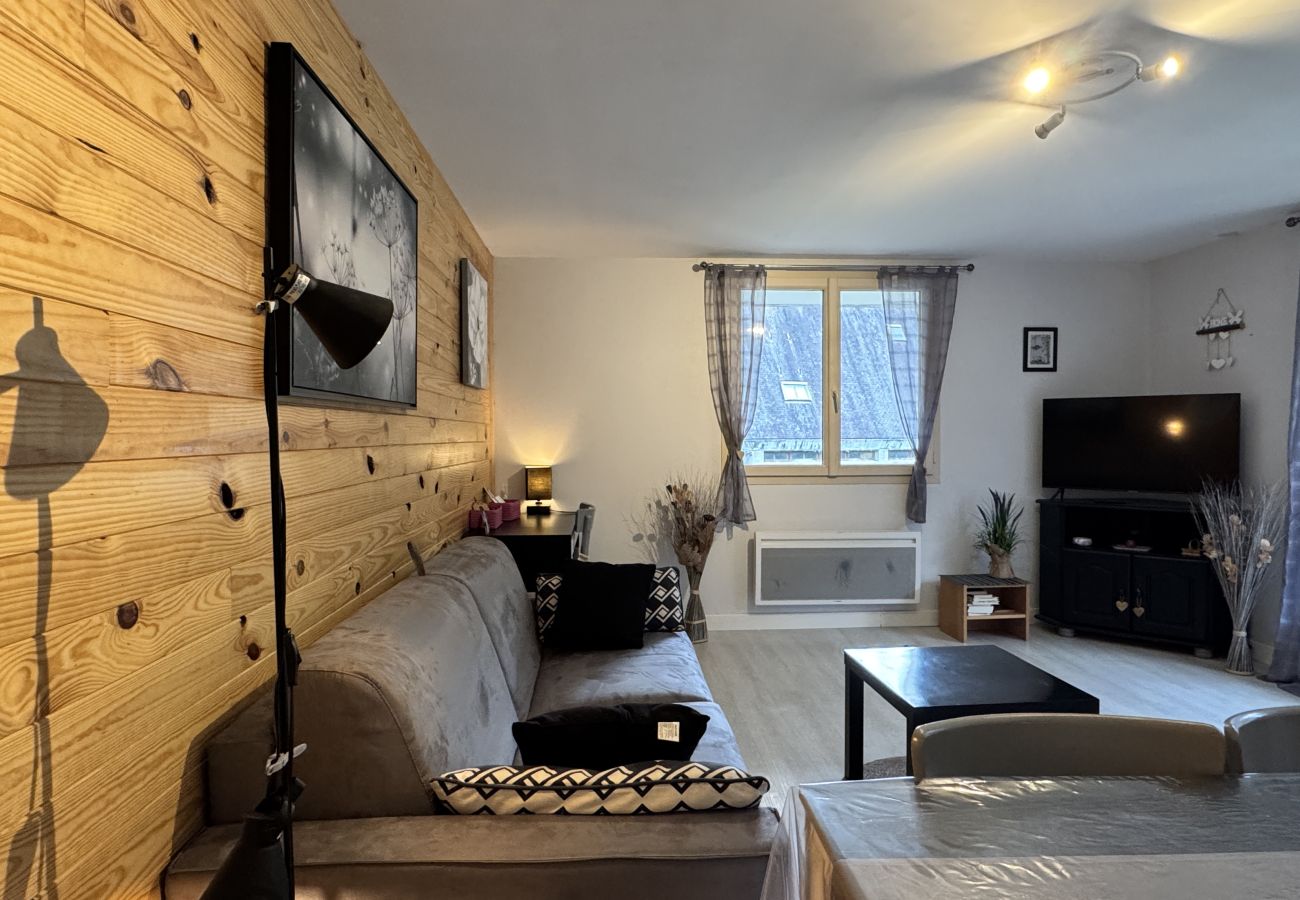 Appartement à Cauterets - T2 ensoleillé avec terrasse et vaste jardin commun 
