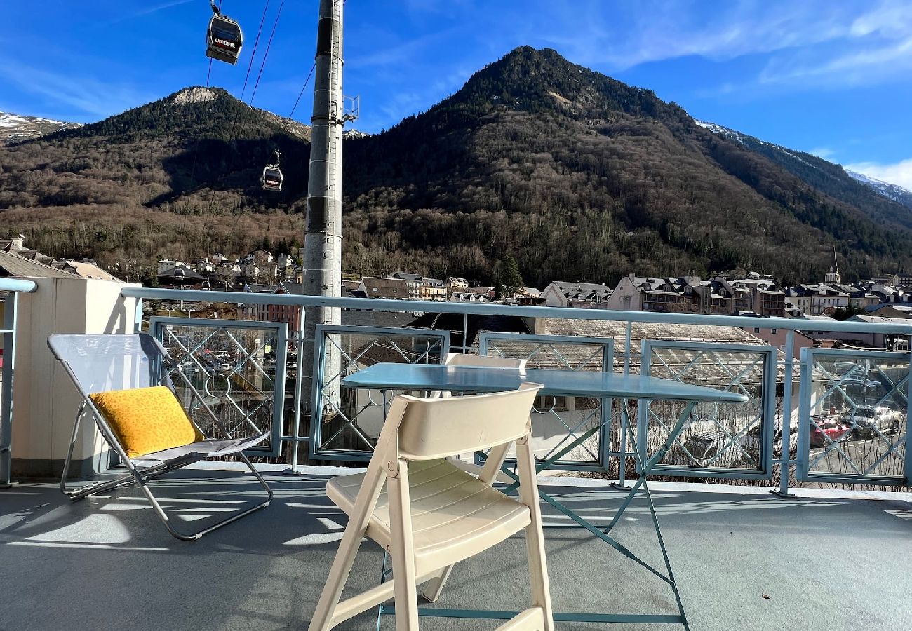 Appartement à Cauterets - Centre ville, T2 avec terrasse et parking couvert. 