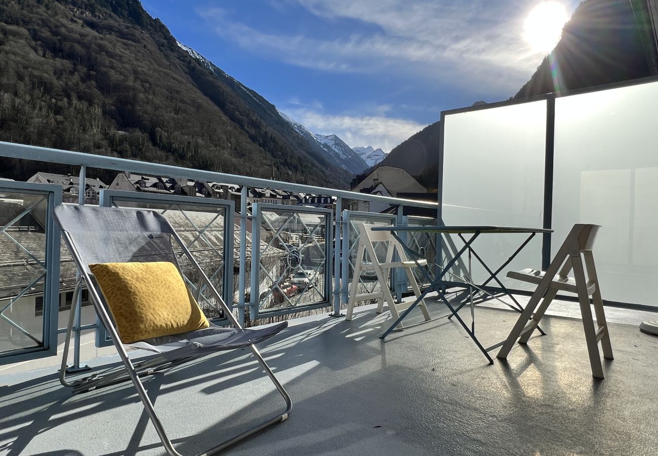 Appartement à Cauterets - Centre ville, T2 avec terrasse et parking couvert. 