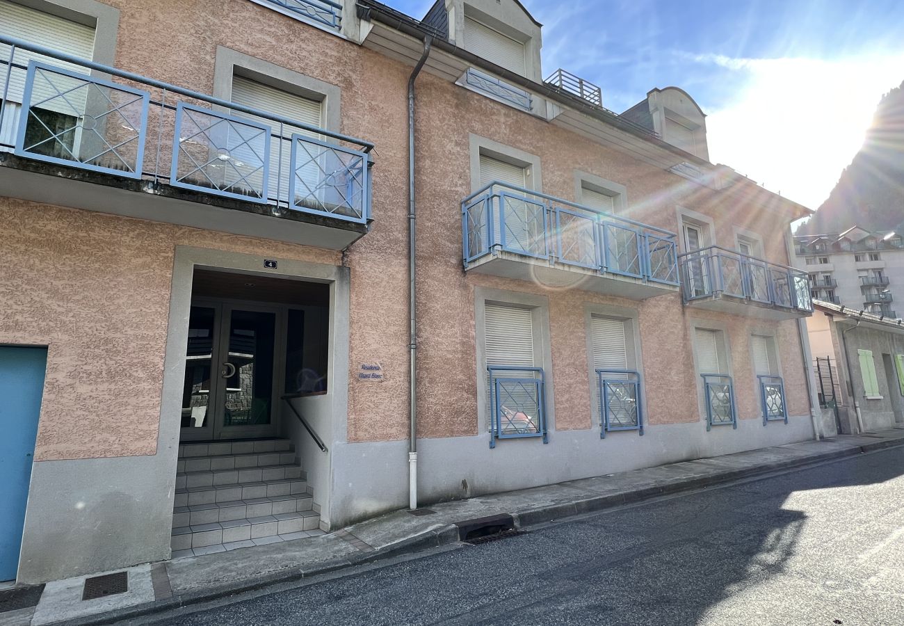 Appartement à Cauterets - Centre ville, T2 avec terrasse et parking couvert. 