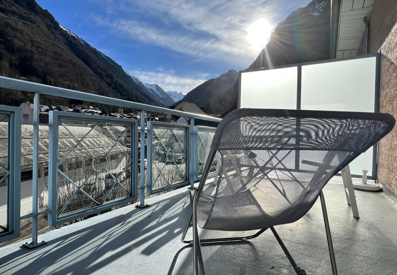 Appartement à Cauterets - Centre ville, T2 avec terrasse et parking couvert. 