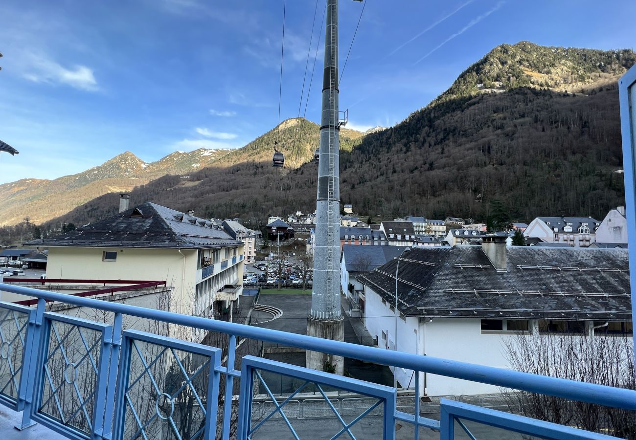 Appartement à Cauterets - Centre ville, T2 avec terrasse et parking couvert. 