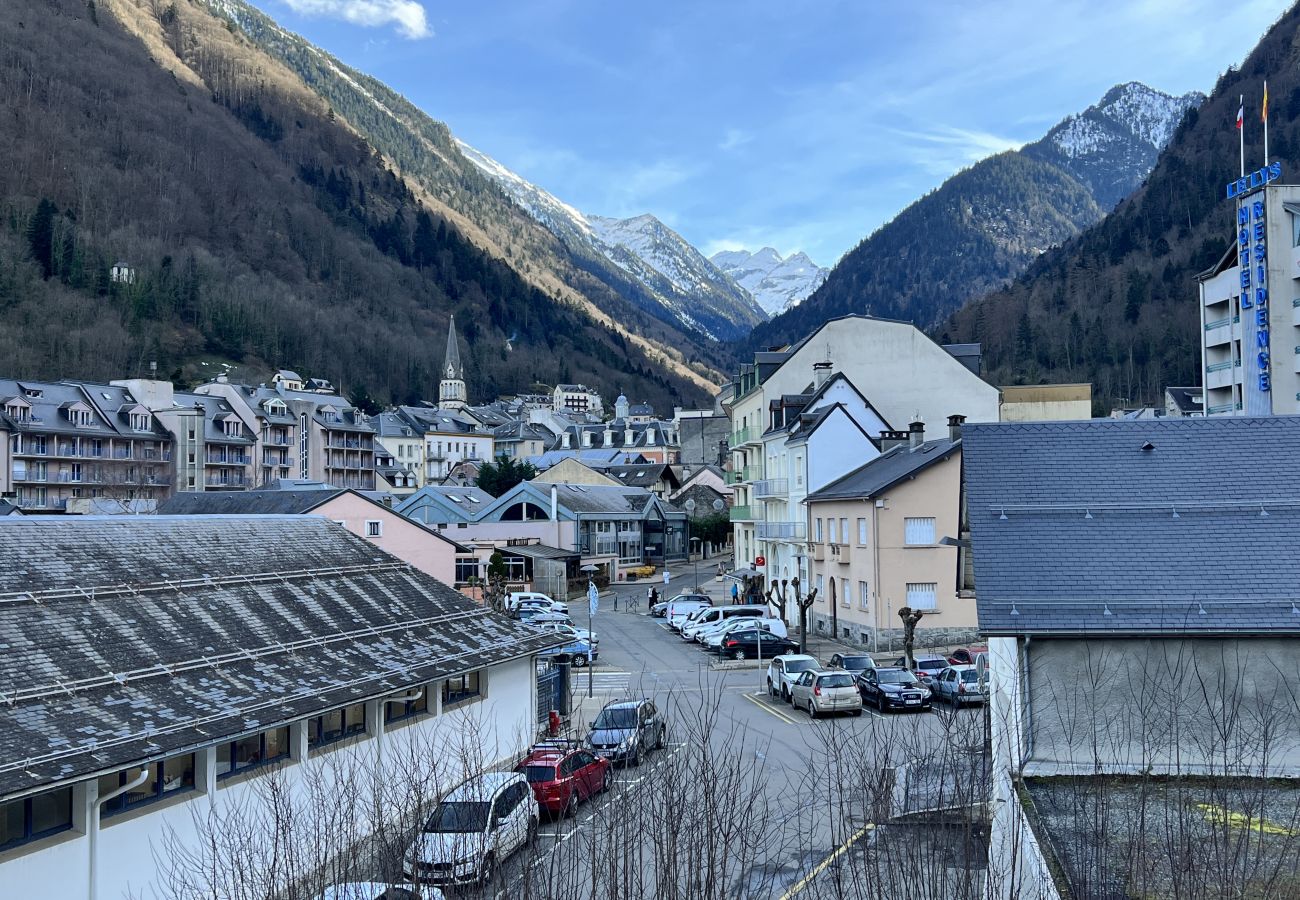 Appartement à Cauterets - Centre ville, T2 avec terrasse et parking couvert. 