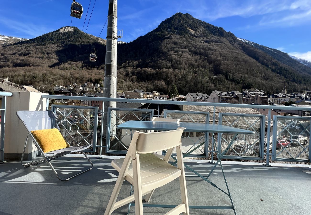 Appartement à Cauterets - Centre ville, T2 avec terrasse et parking couvert. 