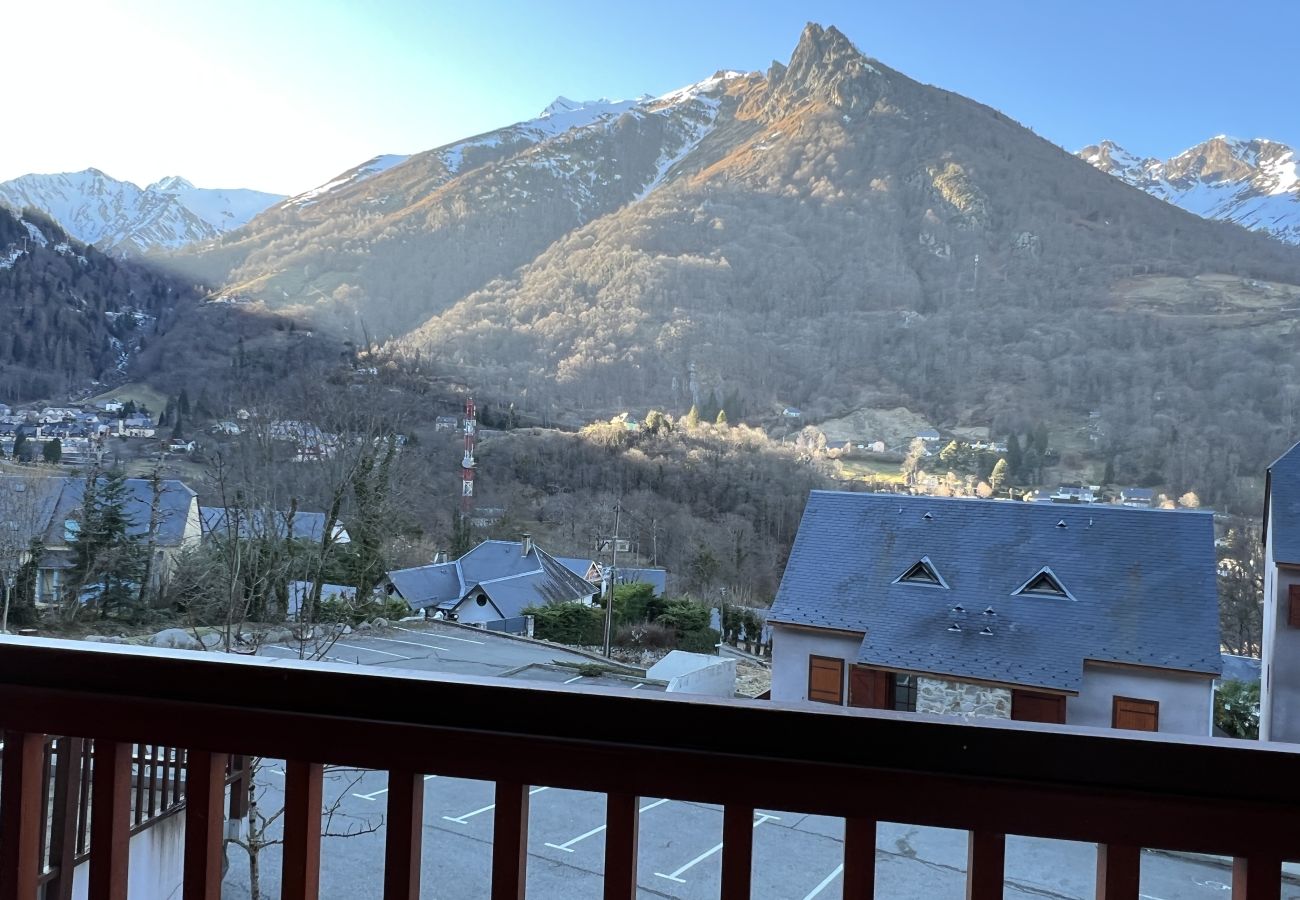 Appartement à Cauterets - T2 + alcôve. Balcon. Parking couvert. Piscine été. 